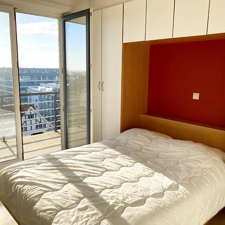 In With Stunning Sea Views, Cleaning Included 아파트 니우포르트